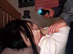 元バイト先の同僚ストーカーに狙われる美人女子大生中出し鬼畜レ○プ　由良かな　サンプル画像03